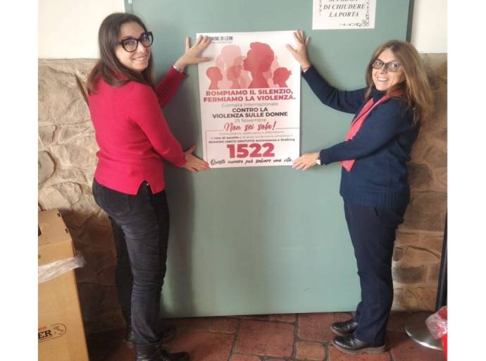 Striscioni e manifesti con il numero anti-violenza, illuminazione della torre e uno spettacolo contro la violenza sulle donne